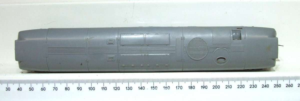 TRI-ANG OO: Vintage D5572 English Diesel Locomotive in Fair Running Condition. (England)