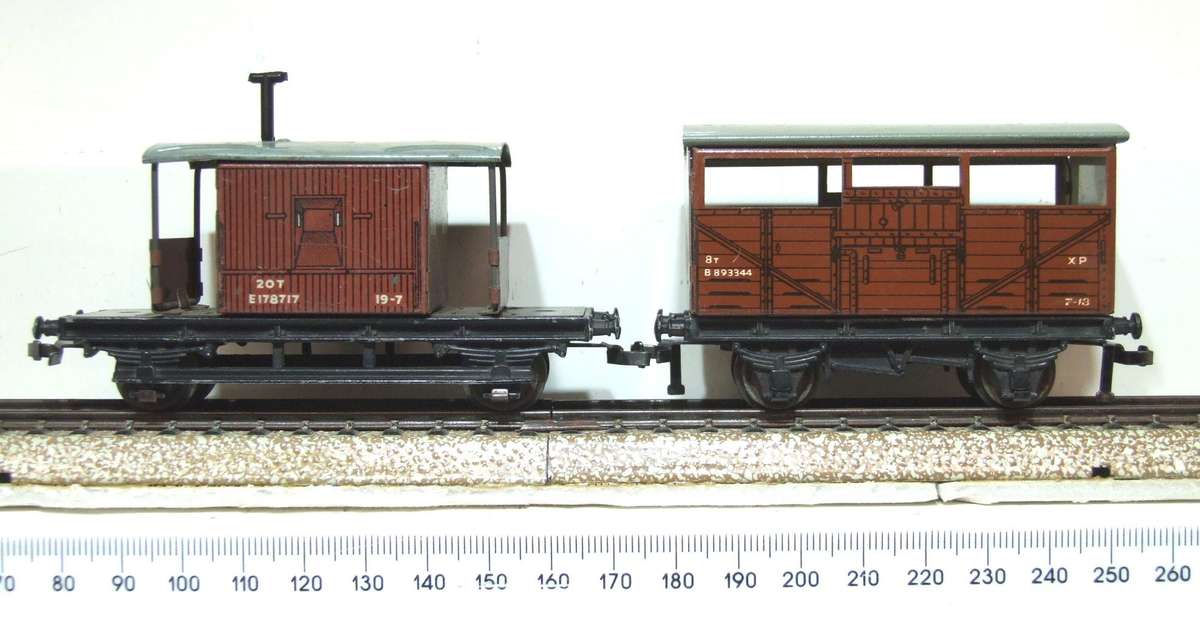 HORNBY OO:  Vintage English Cattle Car + Brake Van in Fair Un-Boxed condition.