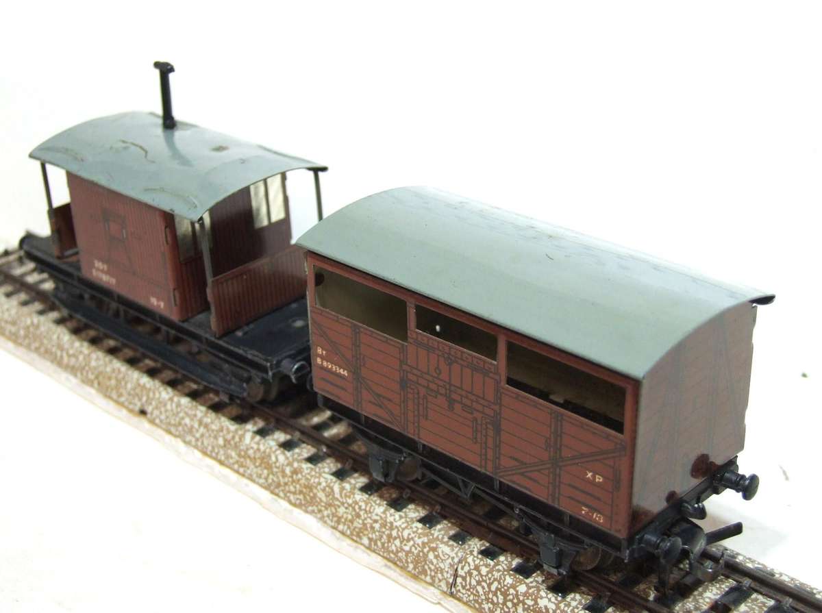 HORNBY OO:  Vintage English Cattle Car + Brake Van in Fair Un-Boxed condition.