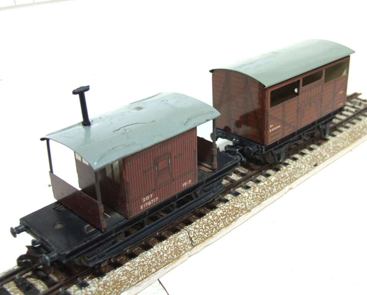 HORNBY OO:  Vintage English Cattle Car + Brake Van in Fair Un-Boxed condition.