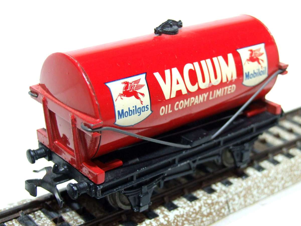 HORNBY DUBLO OO:  Vintage English "MOBILOIL" Tank Car in Very Good Un-Boxed condition.