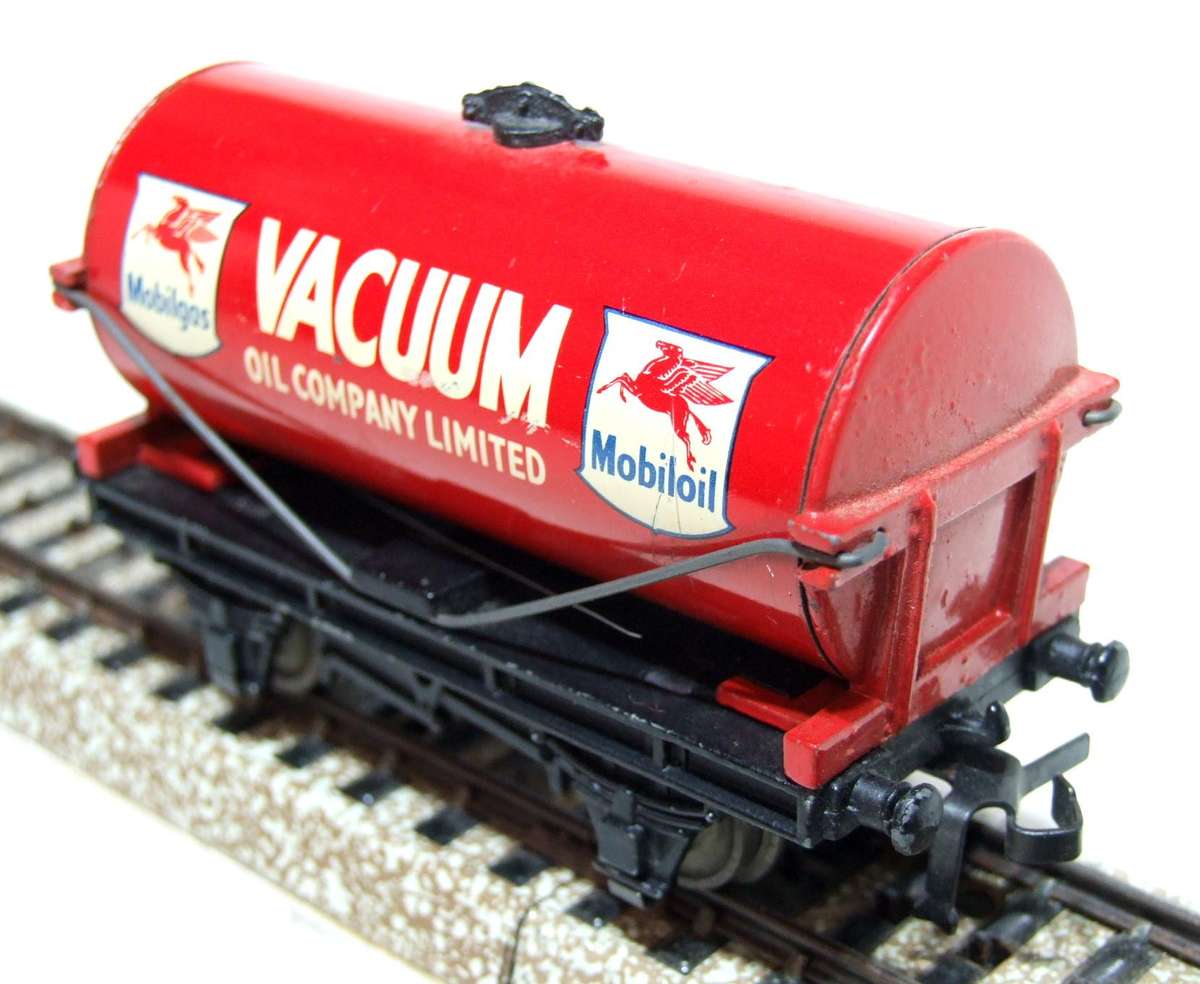 HORNBY DUBLO OO:  Vintage English "MOBILOIL" Tank Car in Very Good Un-Boxed condition.
