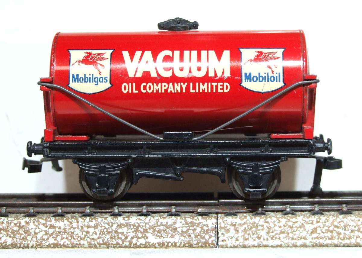 HORNBY DUBLO OO:  Vintage English "MOBILOIL" Tank Car in Very Good Un-Boxed condition.