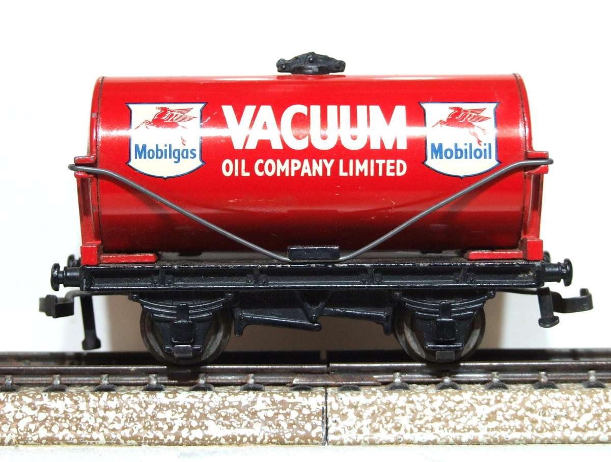 HORNBY DUBLO OO:  Vintage English "MOBILOIL" Tank Car in Very Good Un-Boxed condition.