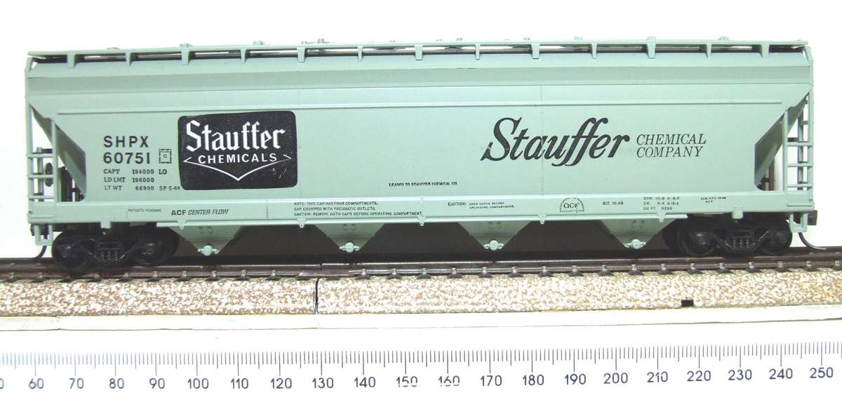 ATHEARN HO: "STAUFFER" 55' Centre Flow Hopper in Good Boxed condition.(USA)