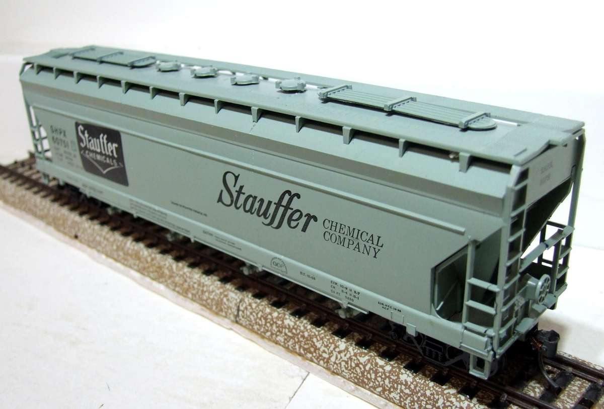 ATHEARN HO: "STAUFFER" 55' Centre Flow Hopper in Good Boxed condition.(USA)