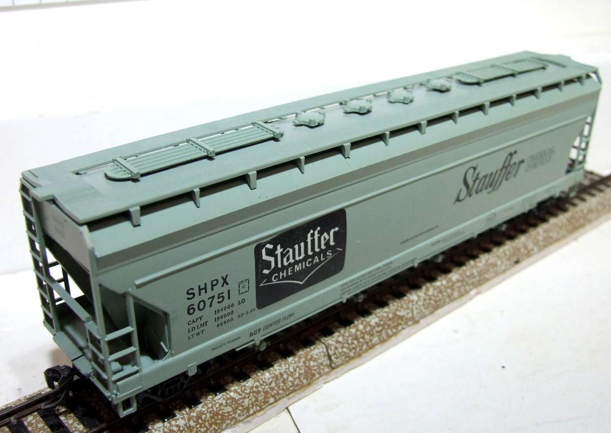 ATHEARN HO: "STAUFFER" 55' Centre Flow Hopper in Good Boxed condition.(USA)