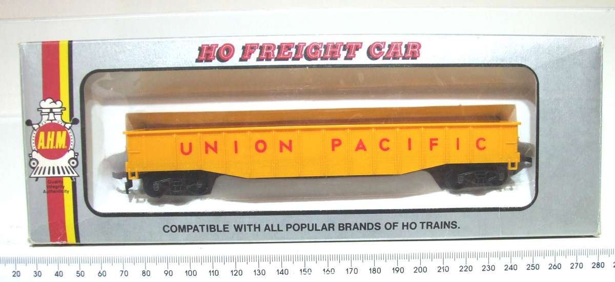 AHM HO: "UNION PACIFIC" 50' Gondola in Like New Boxed condition.