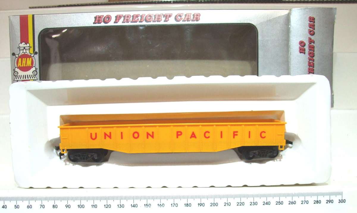 AHM HO: "UNION PACIFIC" 50' Gondola in Like New Boxed condition.