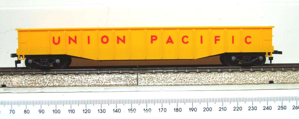 AHM HO: "UNION PACIFIC" 50' Gondola in Like New Boxed condition.