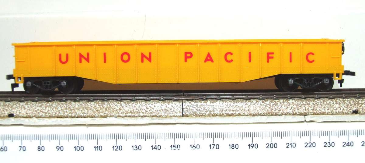 AHM HO: "UNION PACIFIC" 50' Gondola in Like New Boxed condition.