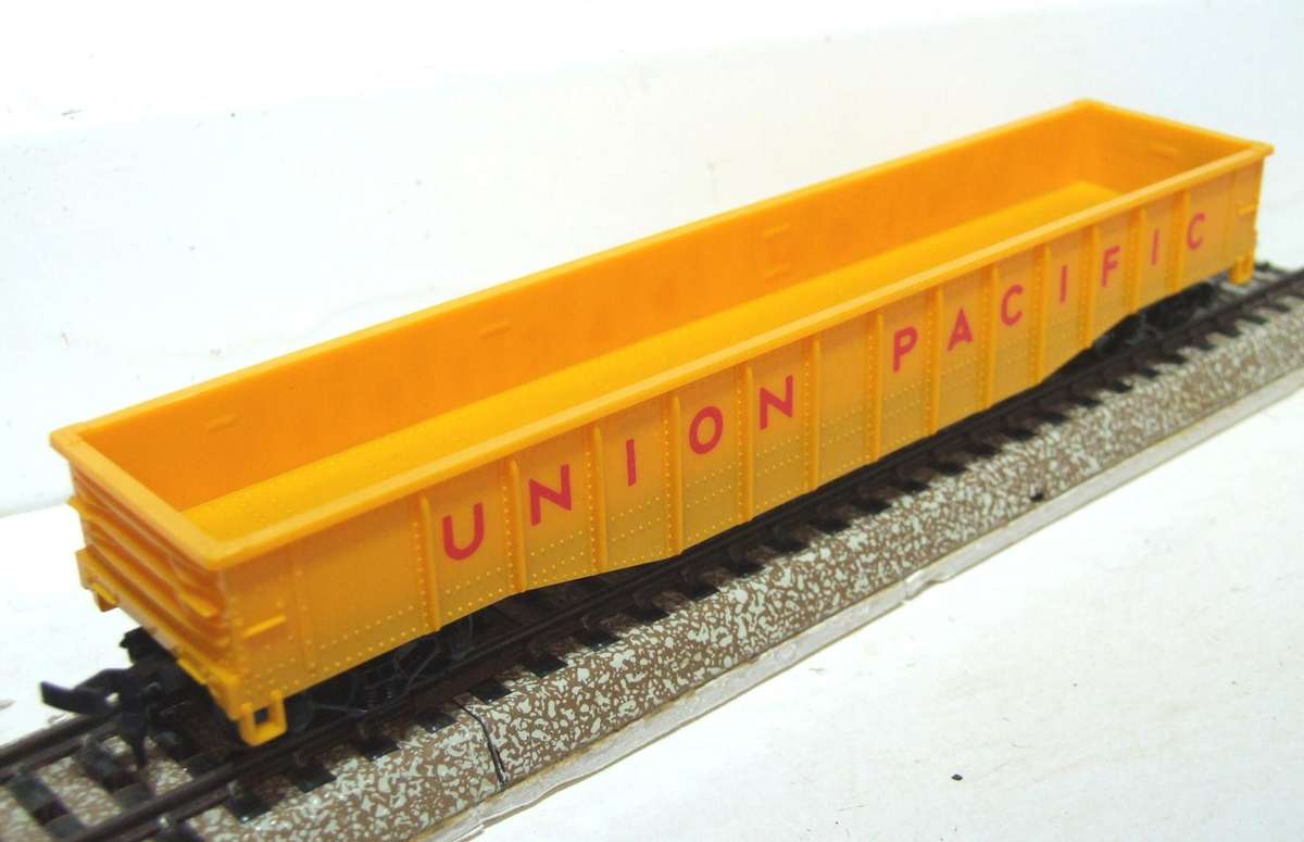 AHM HO: "UNION PACIFIC" 50' Gondola in Like New Boxed condition.