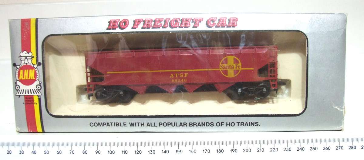 AHM HO: "SANTA FE" Four Bay Hopper in Like New Boxed condition.