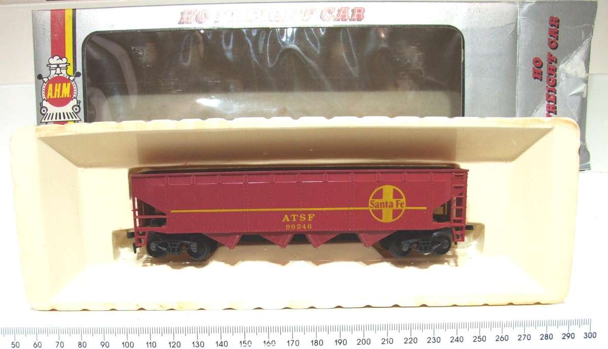 AHM HO: "SANTA FE" Four Bay Hopper in Like New Boxed condition.