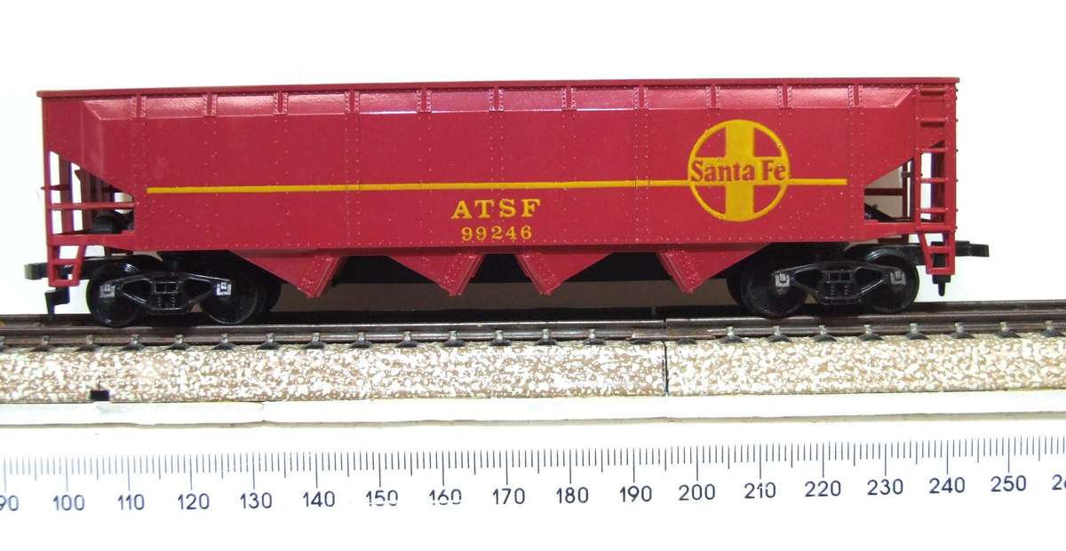 AHM HO: "SANTA FE" Four Bay Hopper in Like New Boxed condition.