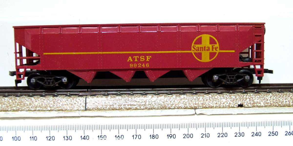 AHM HO: "SANTA FE" Four Bay Hopper in Like New Boxed condition.