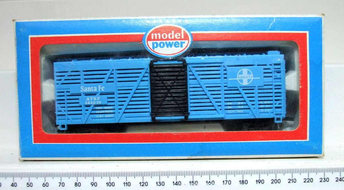 MODEL POWER HO: "SANTA FE" 40' Cattle Car with Sliding Doors in Like New Boxed Condition.