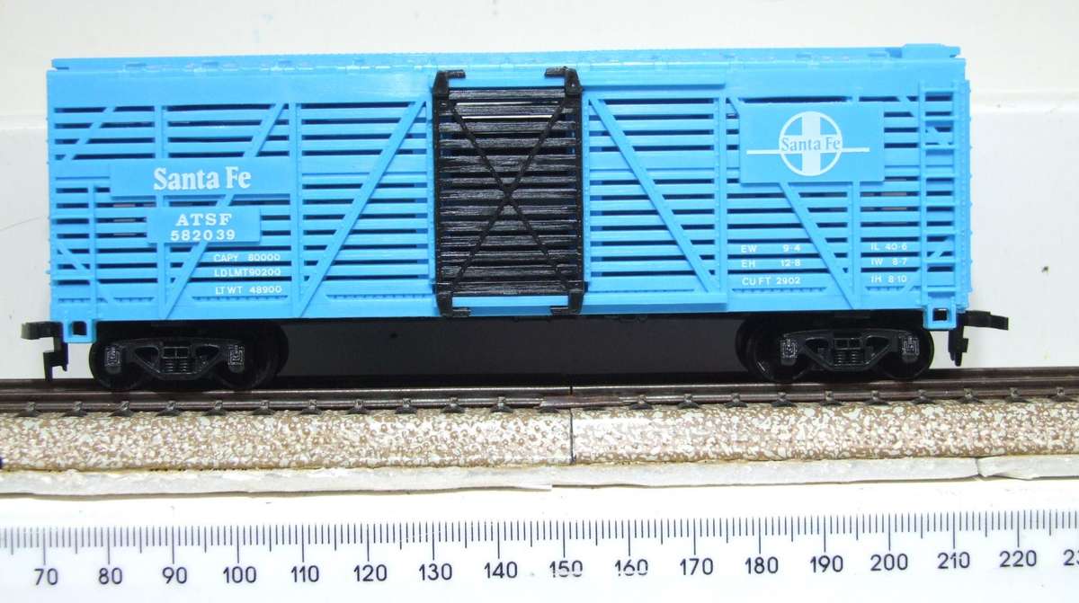 MODEL POWER HO: "SANTA FE" 40' Cattle Car with Sliding Doors in Like New Boxed Condition.
