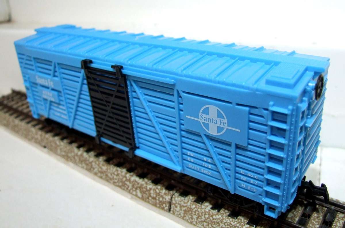 MODEL POWER HO: "SANTA FE" 40' Cattle Car with Sliding Doors in Like New Boxed Condition.