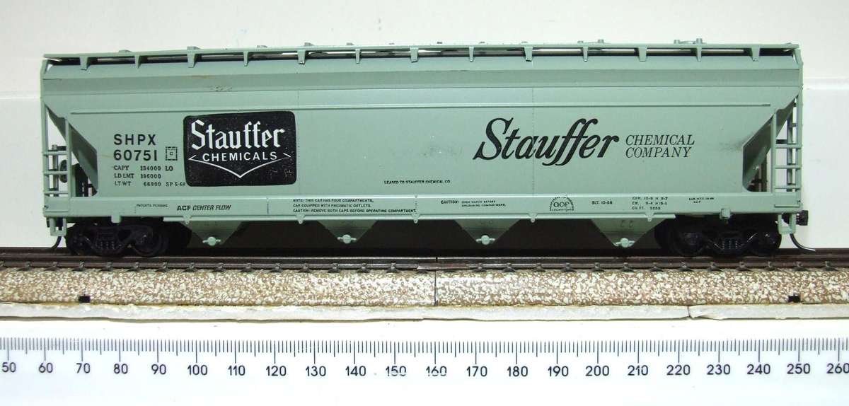 ATHEARN HO: "STAUFFER" 55' Centre Flow Hopper in Good Boxed condition.(USA)