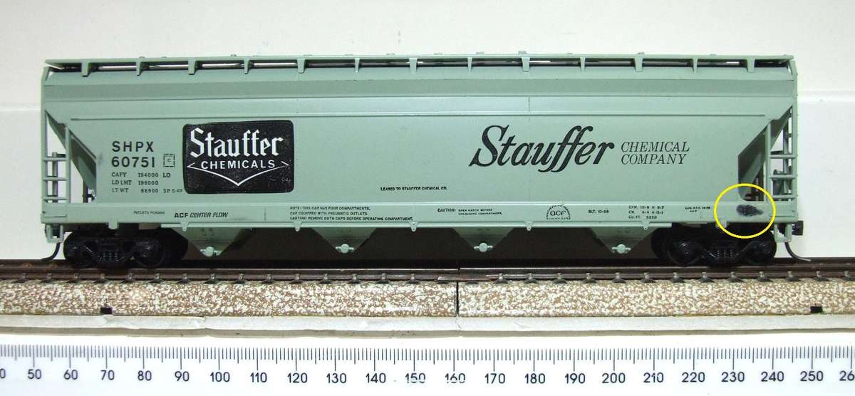 ATHEARN HO: "STAUFFER" 55' Centre Flow Hopper in Good Boxed condition.(USA)