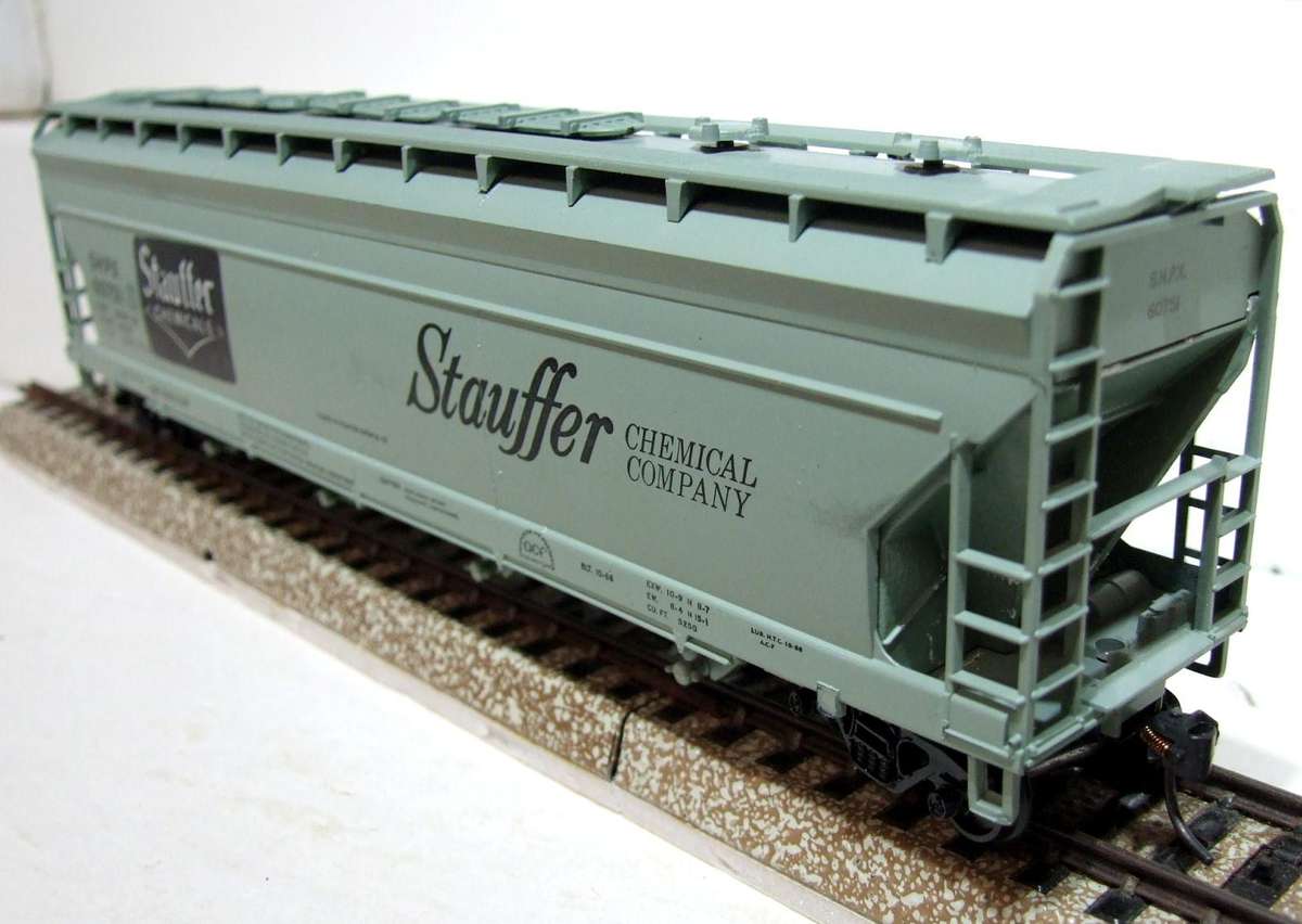 ATHEARN HO: "STAUFFER" 55' Centre Flow Hopper in Good Boxed condition.(USA)
