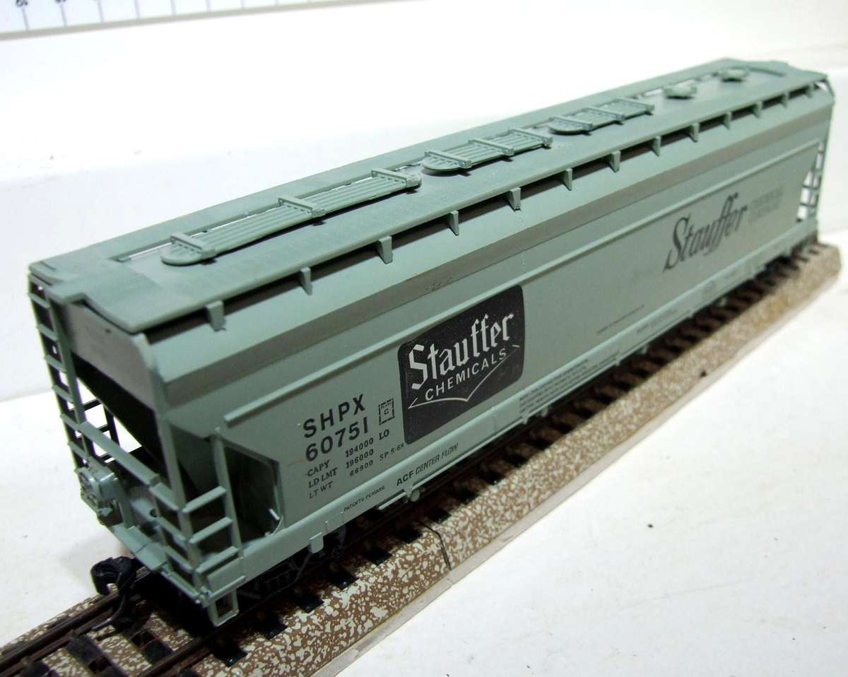 ATHEARN HO: "STAUFFER" 55' Centre Flow Hopper in Good Boxed condition.(USA)