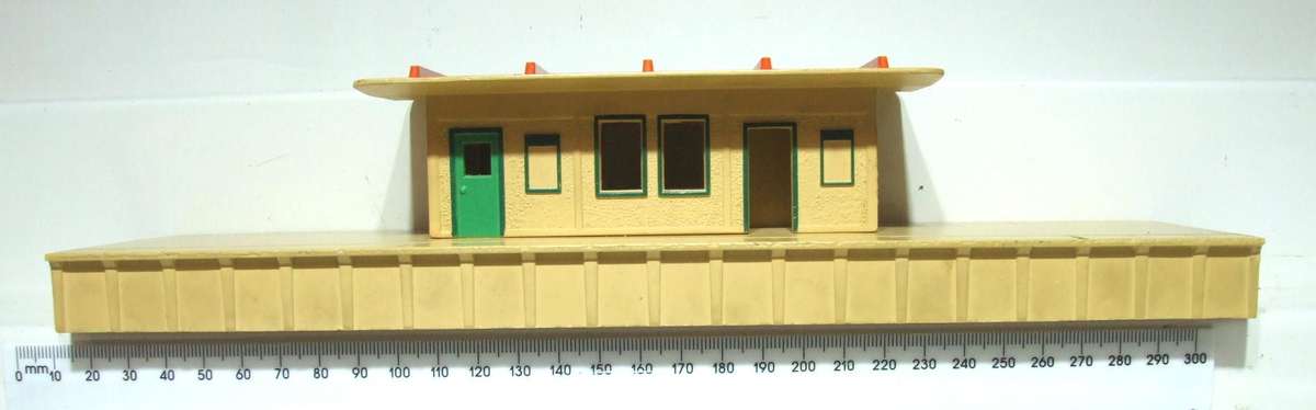 HORNBY DUBLO OO:  Vintage English Station Platform in Good Un-Boxed condition.