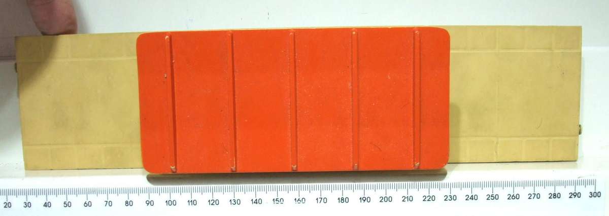 HORNBY DUBLO OO:  Vintage English Station Platform in Good Un-Boxed condition.