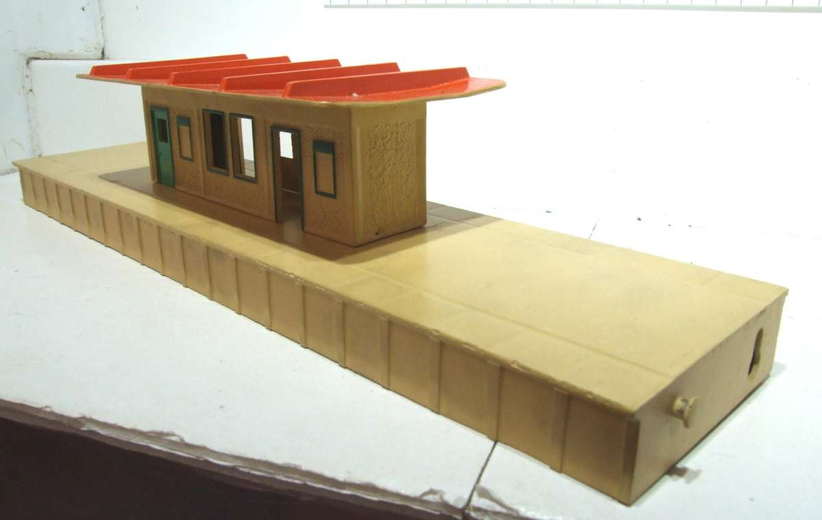 HORNBY DUBLO OO:  Vintage English Station Platform in Good Un-Boxed condition.