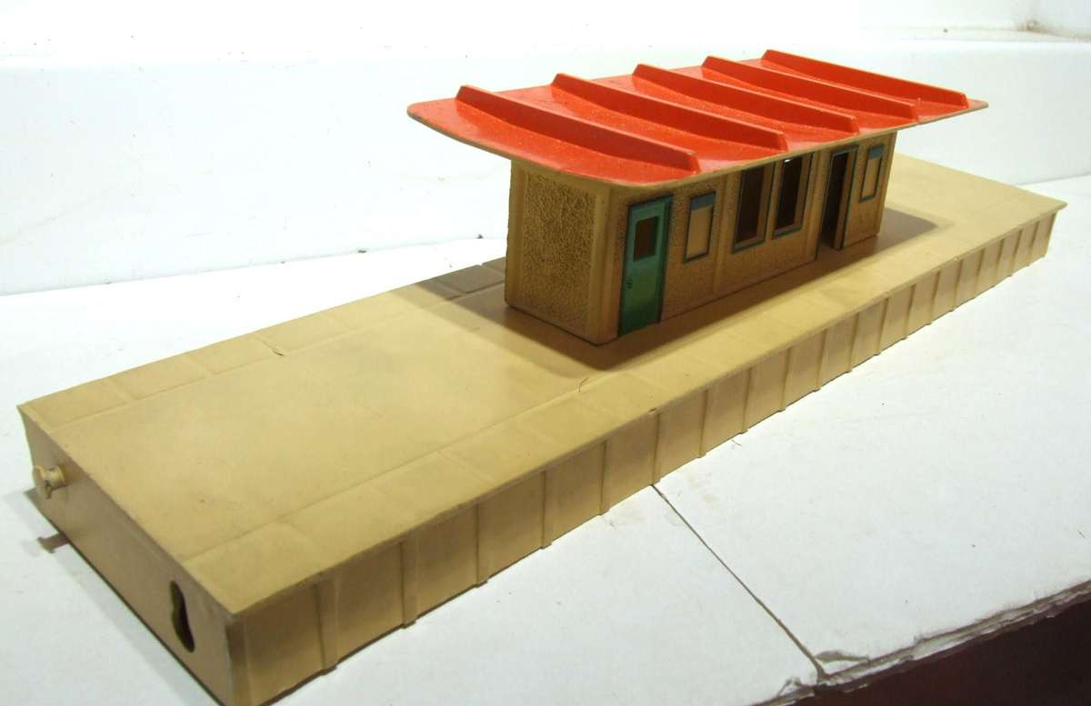 HORNBY DUBLO OO:  Vintage English Station Platform in Good Un-Boxed condition.