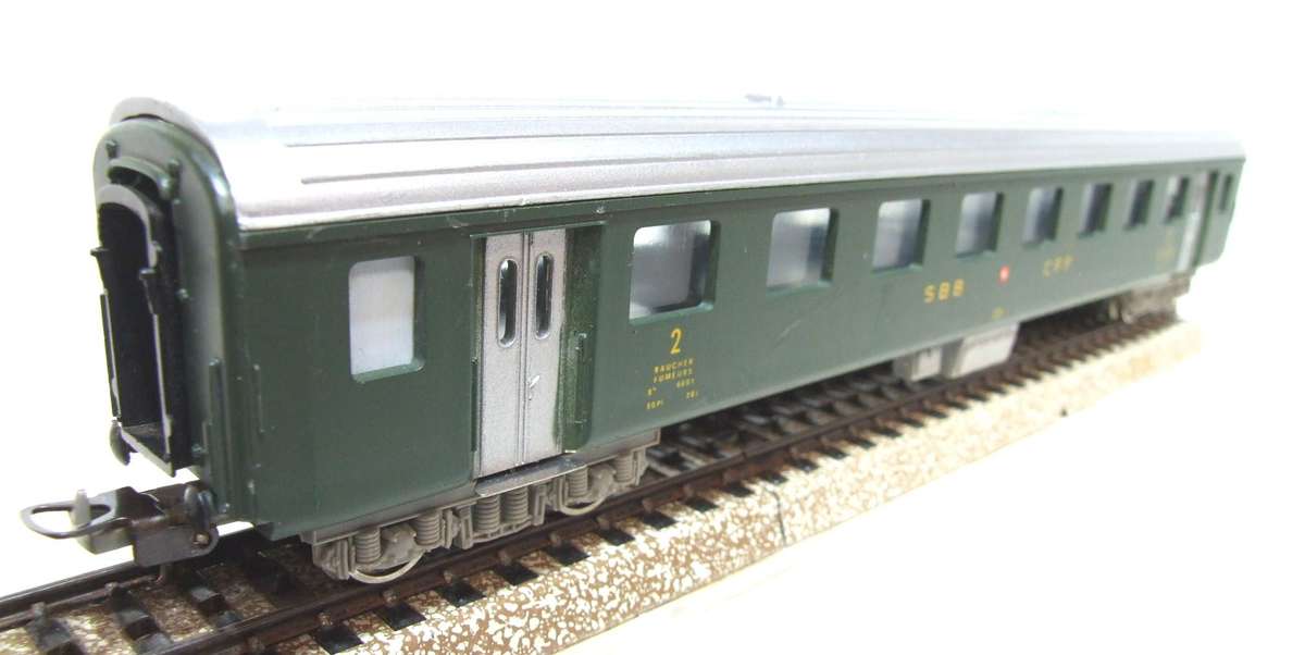 LIMA HO: Vintage SBB SWISS 2nd Class Suburban Passenger Coach in Good, Un-Boxed condition(Italy)