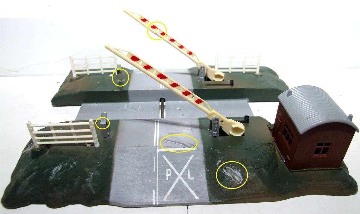 LIMA HO: On Auction is this Plastic Rail Crossing with Automated Booms in Fair Used Condition.(Italy