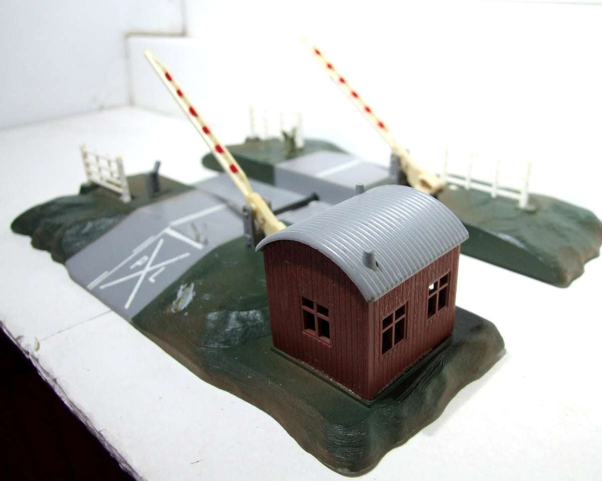 LIMA HO: On Auction is this Plastic Rail Crossing with Automated Booms in Fair Used Condition.(Italy