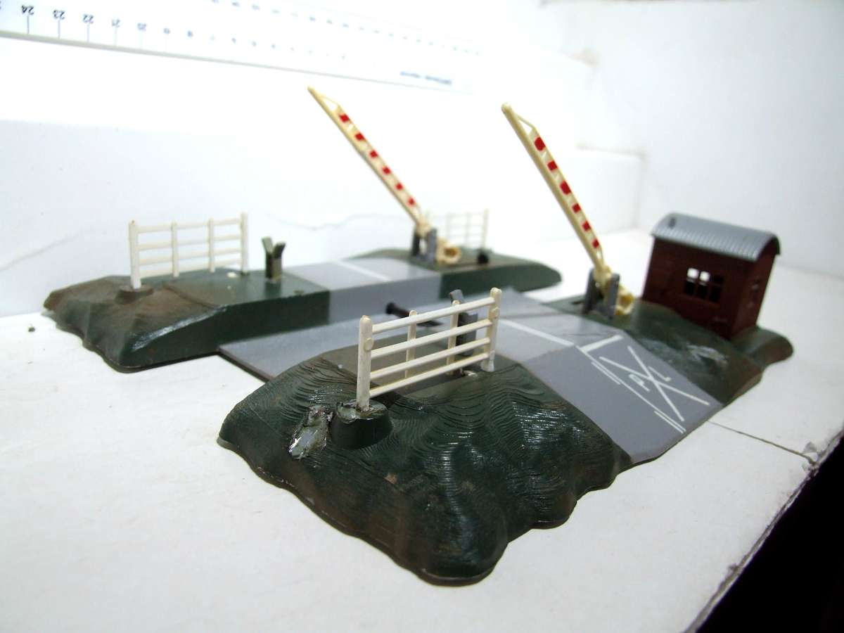 LIMA HO: On Auction is this Plastic Rail Crossing with Automated Booms in Fair Used Condition.(Italy