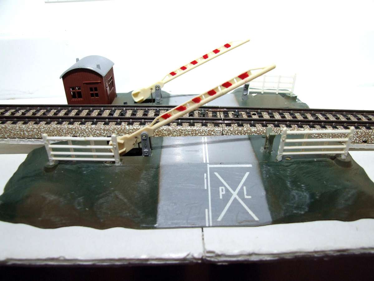 LIMA HO: On Auction is this Plastic Rail Crossing with Automated Booms in Fair Used Condition.(Italy