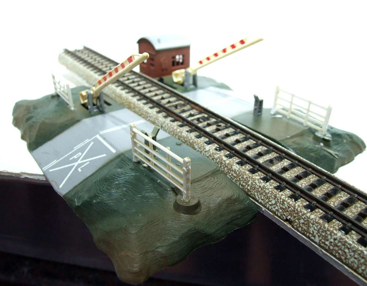 LIMA HO: On Auction is this Plastic Rail Crossing with Automated Booms in Fair Used Condition.(Italy