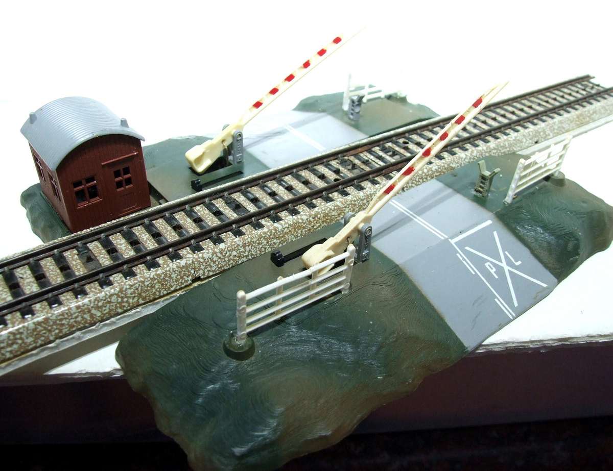 LIMA HO: On Auction is this Plastic Rail Crossing with Automated Booms in Fair Used Condition.(Italy