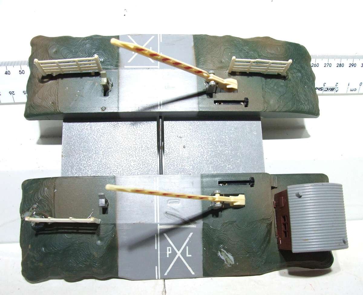 LIMA HO: On Auction is this Plastic Rail Crossing with Automated Booms in Fair Used Condition.(Italy