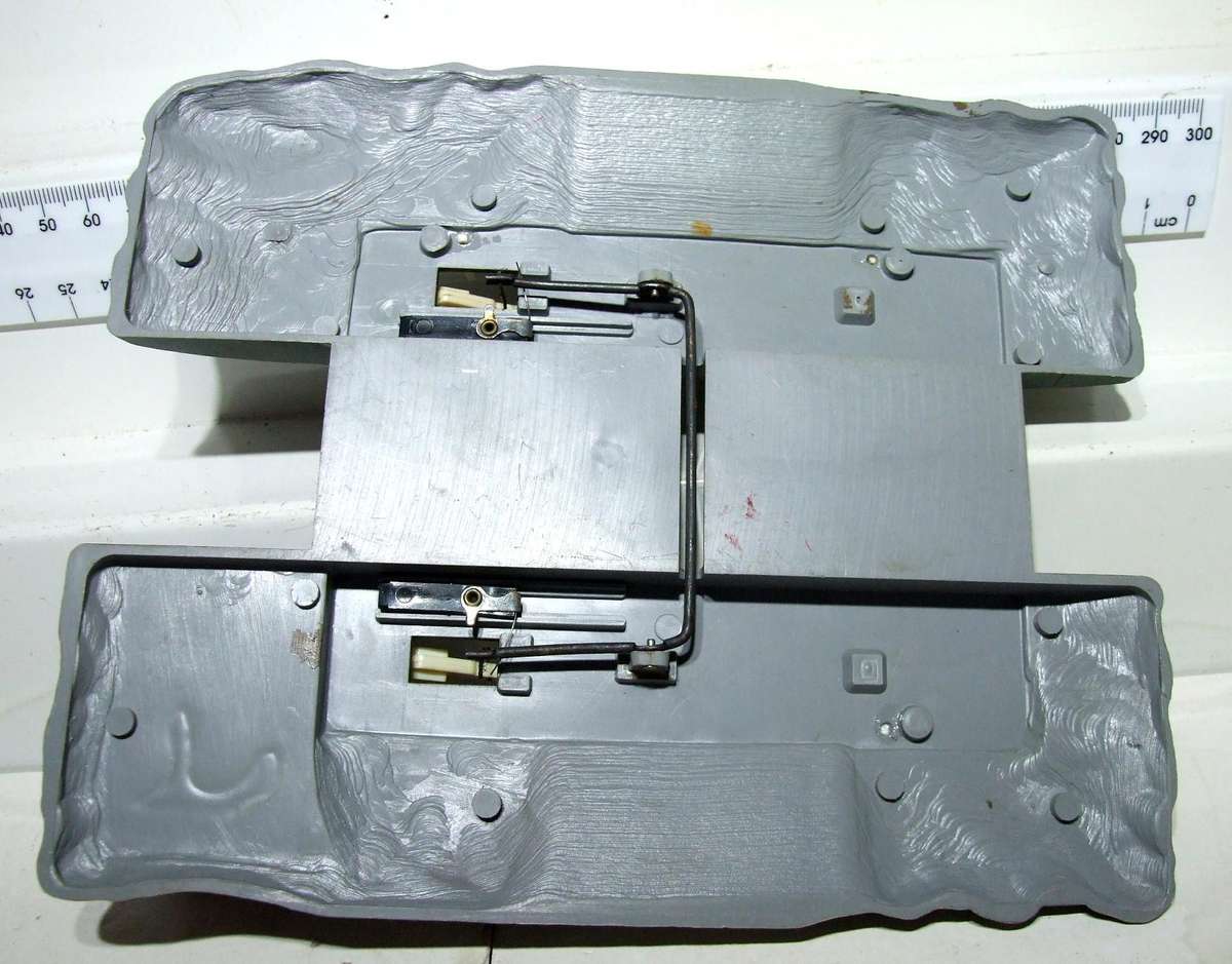 LIMA HO: On Auction is this Plastic Rail Crossing with Automated Booms in Fair Used Condition.(Italy