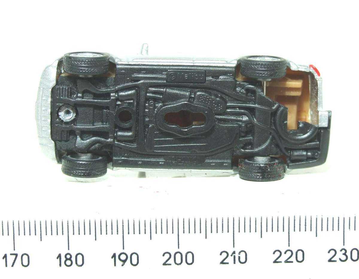 MALIBU HO: Highly Detailed Land Rover Discovery 3  in Fair Un-Boxed Condition.