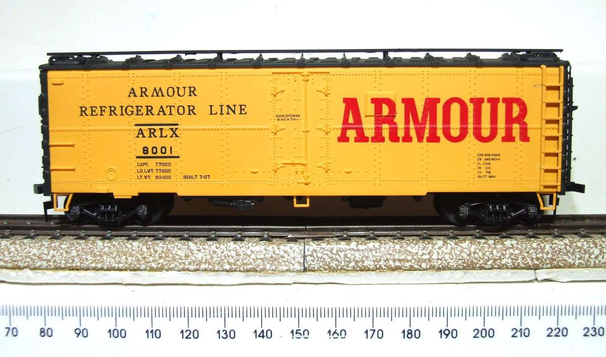 WALTHERS HO: Colorful 40'  "ARMOUR" Reefer Car in New, Assembled and Boxed condition.