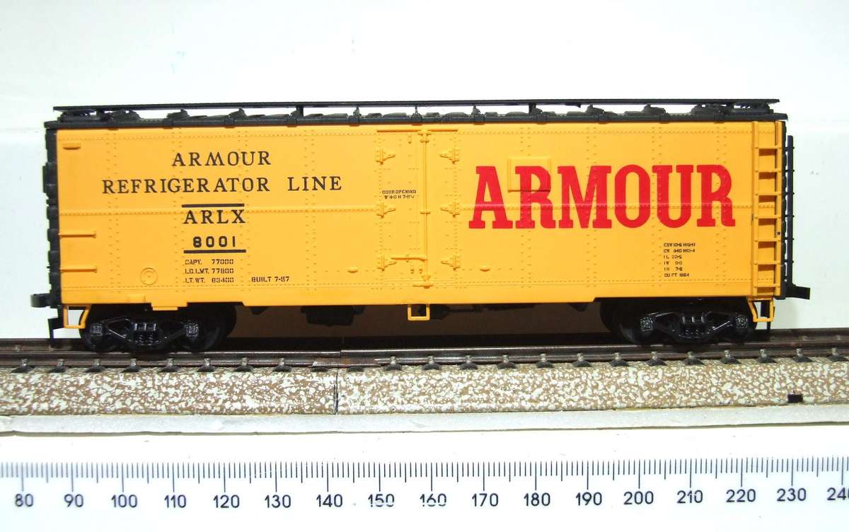 WALTHERS HO: Colorful 40'  "ARMOUR" Reefer Car in New, Assembled and Boxed condition.