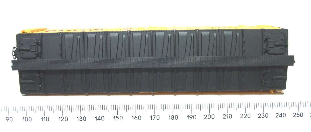 WALTHERS HO: Colorful 40'  "ARMOUR" Reefer Car in New, Assembled and Boxed condition.