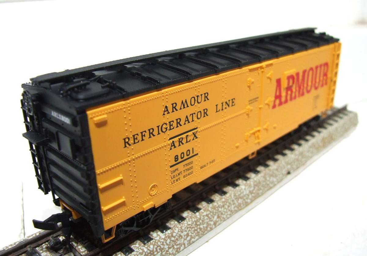 WALTHERS HO: Colorful 40'  "ARMOUR" Reefer Car in New, Assembled and Boxed condition.
