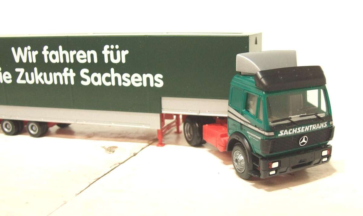HERPA HO: Highly Detailed "SACHSENTRANS" Mercedes Benz Horse & Trailer in Good Boxed Condition.