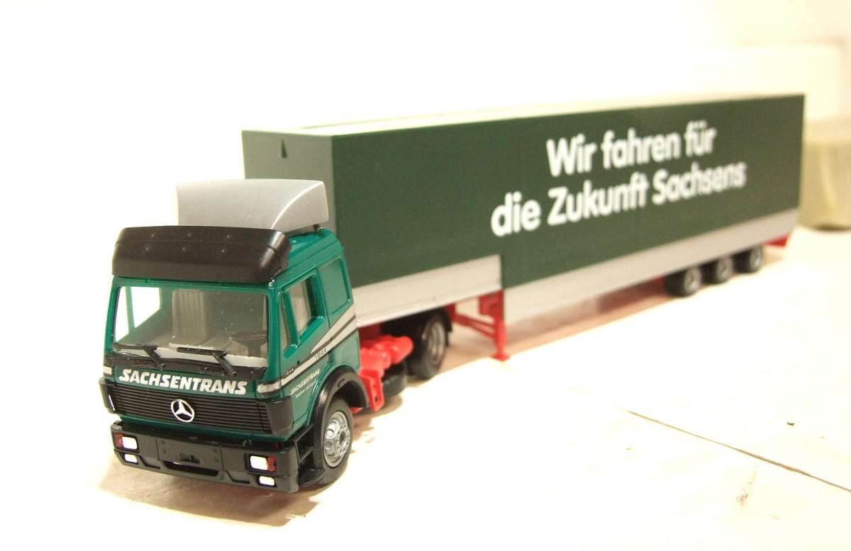 HERPA HO: Highly Detailed "SACHSENTRANS" Mercedes Benz Horse & Trailer in Good Boxed Condition.