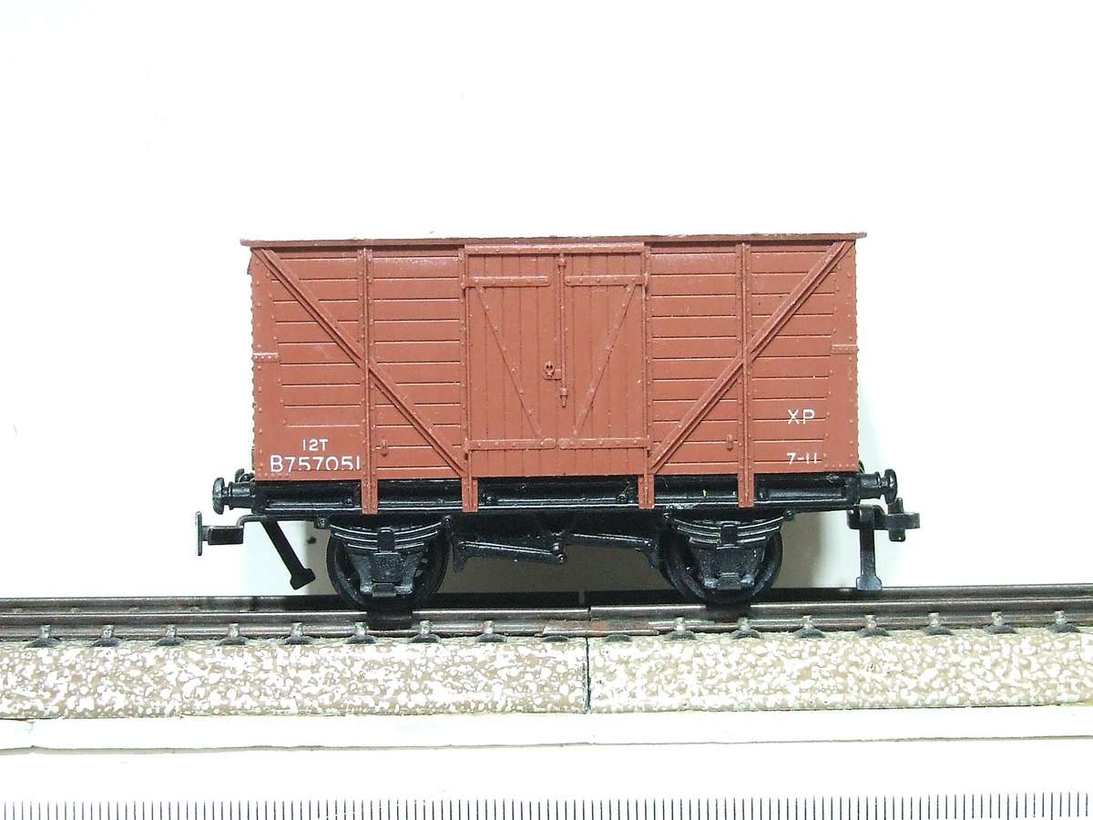 HORNBY DUBLO OO: Vintage Closed Car in  Fair, Un-Boxed condition(England)