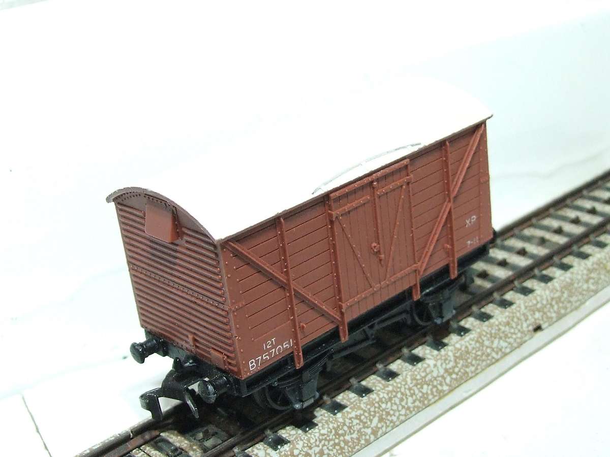 HORNBY DUBLO OO: Vintage Closed Car in  Fair, Un-Boxed condition(England)