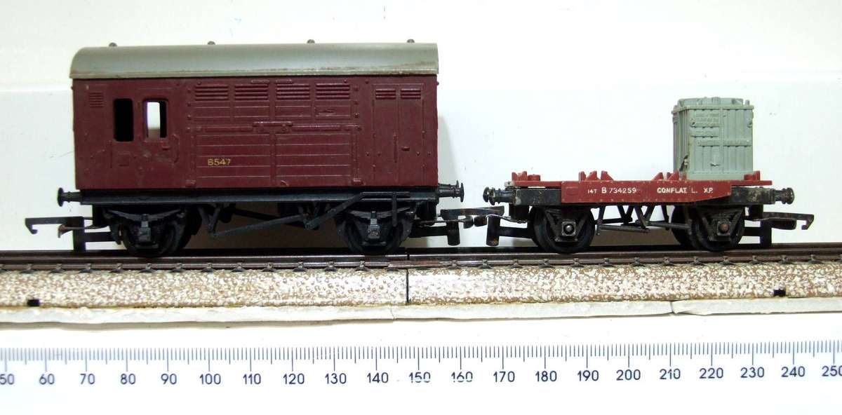 TRI-ANG OO:  Vintage English Container Carrier + Baggage Van in Scrap Un-Boxed condition.